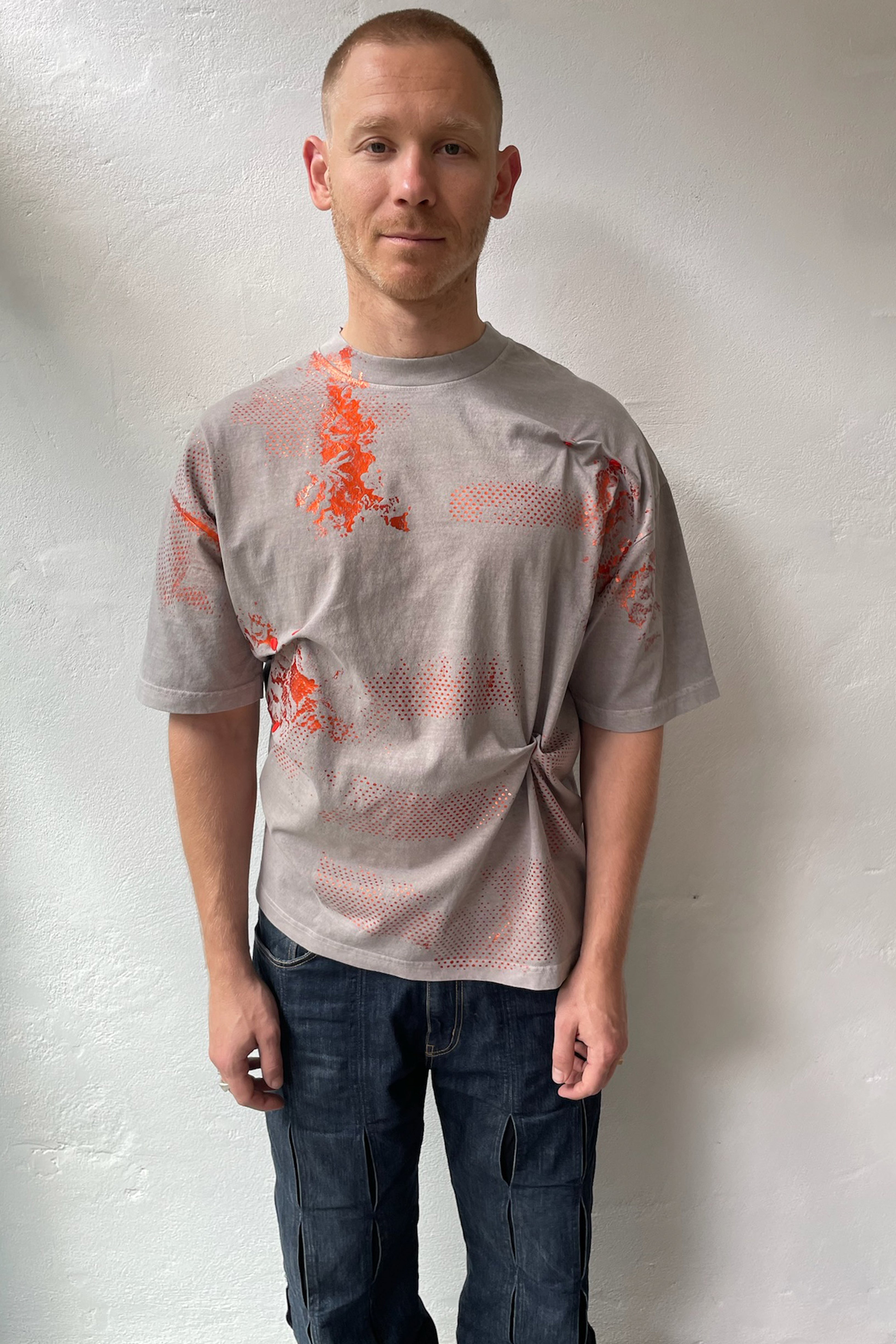 MORPH TEE - CEMENT/ORANGE SHINE